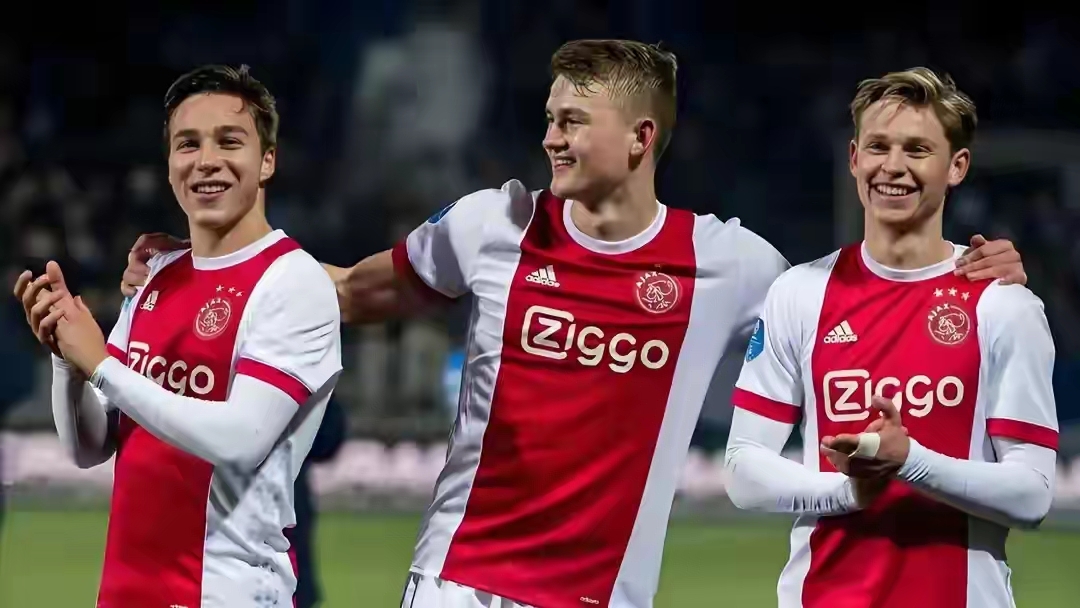 九游体育app-赛地聚焦：欧联今晨热度飙升；阿贾克斯完成体检；更衣室稳定；训练强度明显提升(天乐代表阿贾克斯首发出战欧联杯)