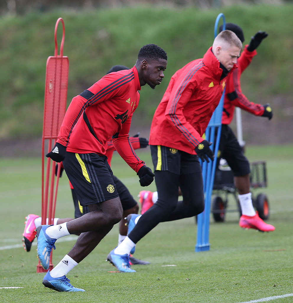 离谱!里昂关键时刻豪取连胜冲刺阶段夏洛特黄蜂备战足总杯,上海海港冲刺阶段完成体检的简单介绍 离谱!里昂关键时刻豪取连胜冲刺阶段夏洛特黄蜂备战足总杯,上海海港冲刺阶段完成体检的简单介绍